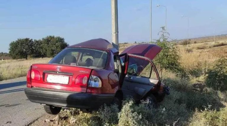 Σοκαριστικό τροχαίο δυστύχημα – Το αυτοκίνητο κόπηκε στη μέση από κολώνα ηλεκτροφωτισμού! (φωτό)
