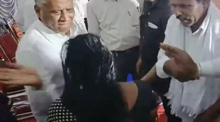 Σάλος με υπουργό που χαστούκισε γυναίκα ενώ του ζητούσε βοήθεια