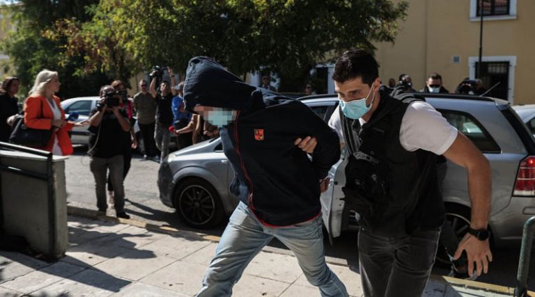 Έφτασαν στην Ευελπίδων ο 53χρονος και ο 42χρονος – «Θεωρεί ότι έχει παγιδευτεί, αρνείται τις κατηγορίες»