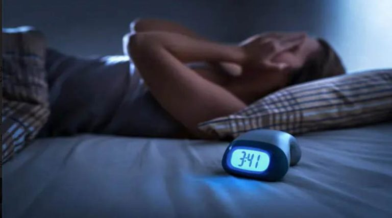 Αλλαγή ώρας: Πώς επηρεάζει τον ύπνο αλλά και την οδήγησή μας