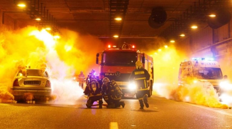 Αττική Οδός: Φωτιά, καπνοί και το σενάριο τροχαίου με δύο αμάξια και ένα λεωφορείο – Εντυπωσιακές εικόνες! (φωτό & βίντεο)