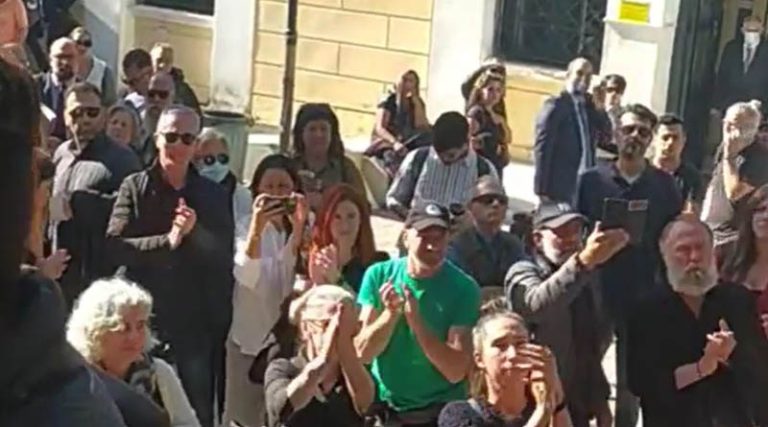 Δίκη για την φωτιά σε Ραφήνα & Μάτι: Ποιον χειροκρότησαν στην Ευελπίδων οι συγγενείς των θυμάτων – “Είσαι γίγαντας” (βίντεο)