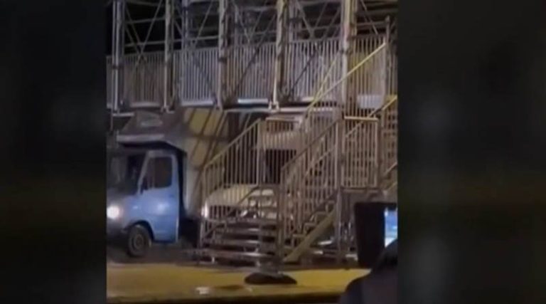Απίστευτο κι όμως Ελληνικό! Σφήνωσαν φορτηγά σε γέφυρα που έστησαν για τον Μαραθώνιο! (βίντεο)