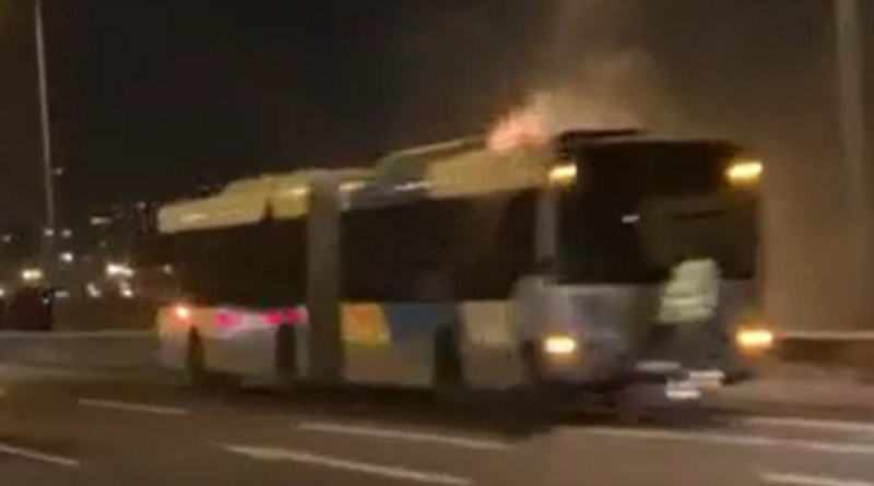 Γλυκά Νερά: Λεωφορείο “τυλίχθηκε” στις φλόγες στη Λ. Λαυρίου!