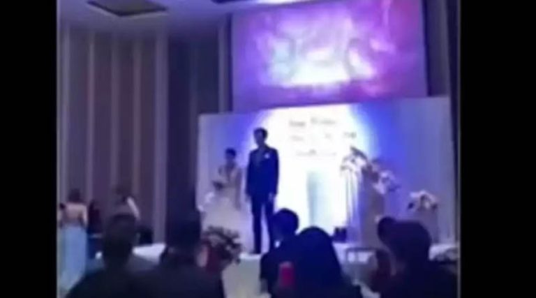 Απίστευτη εκδίκηση: Γαμπρός έδειξε βίντεο με τη γυναίκα του να τον απατά στη δεξίωση του γάμου τους! (video)