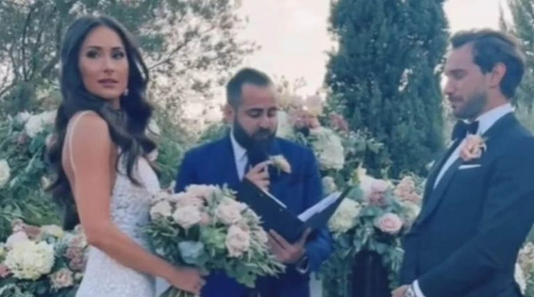 Σπάτα: Απίστευτο περιστατικό σε γάμο! Νύφη διέκοψε την τελετή, είχε ξεχάσει να φορέσει μέρος του νυφικού! (βίντεο)