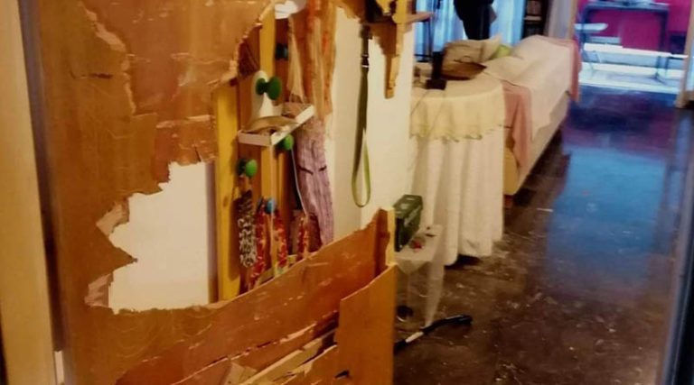 Έχασε το σπίτι της σε πλειστηριασμό η Ιωάννα Κολοβού – Αστυνομικοί έσπασαν την πόρτα της (φωτό & βίντεο)