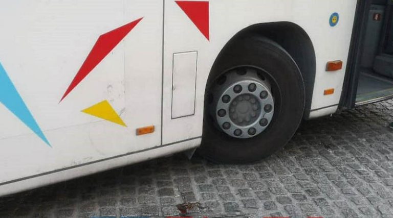 Πανικός σε λεωφορείο –  Γιατί έγινε έξω φρενών επιβάτιδα (βίντεο)