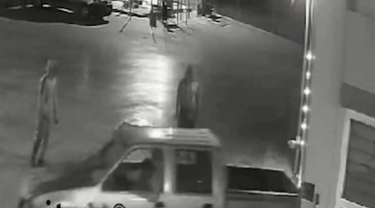 Βίντεο ντοκουμέντο από τη δράση της συμμορίας που μπούκαρε με αυτοκίνητα σε καταστήματα!