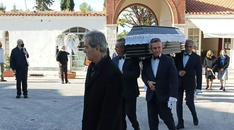 «Ξέχασαν» τη Μίνα Αδαμάκη: Λίγος κόσμος στην κηδεία της (φωτό)