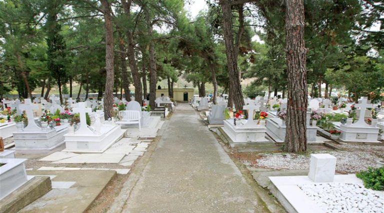 Σύληση τάφων, πεταμένα οστά και κλοπές σε νεκροταφείο
