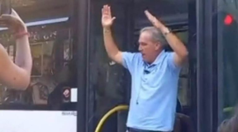 Viral ο οδηγός λεωφορείου που άφησε το τιμόνι και άρχισε το τσιφτετέλι! (βίντεο)