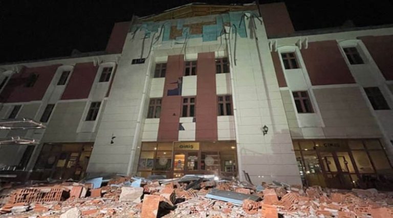 Η στιγμή που χτυπά ο Εγκέλαδος στην Τουρκία – Δεκάδες τραυματίες και ζημιές σε κτίρια (φωτό & βίντεο)