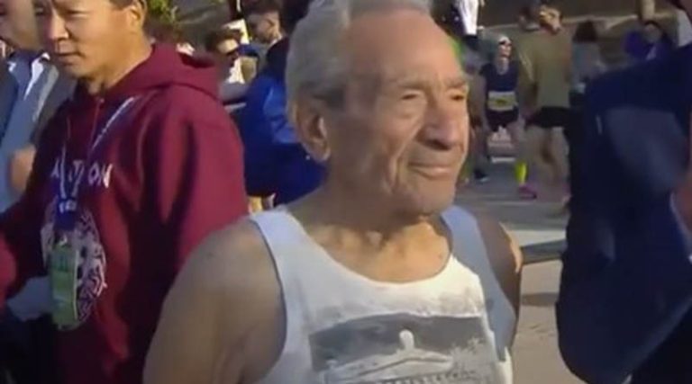 Μαραθώνας: Ο 91χρονος Στέλιος Πρασσάς έτρεξε ξανά στον Μαραθώνιο και αποκάλυψε το μυστικό του! (βίντεο)