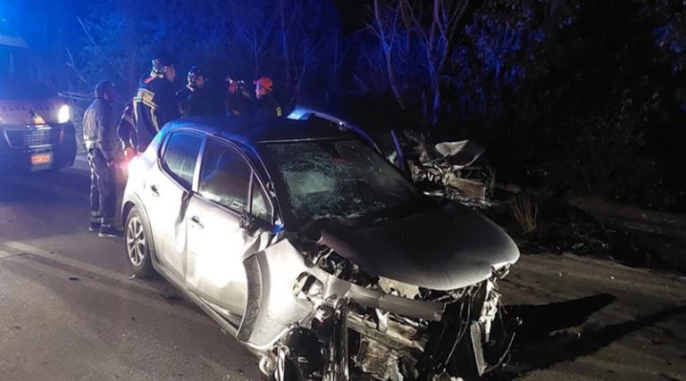 Σφοδρή σύγκρουση δύο αυτοκινήτων – Τραυματίστηκε σοβαρά μία 25χρονη! (φωτό)