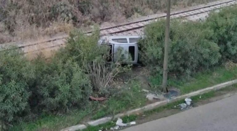 Αυτοκίνητο τούμπαρε και έπεσε δίπλα στις γραμμές του τρένου! (φωτό)