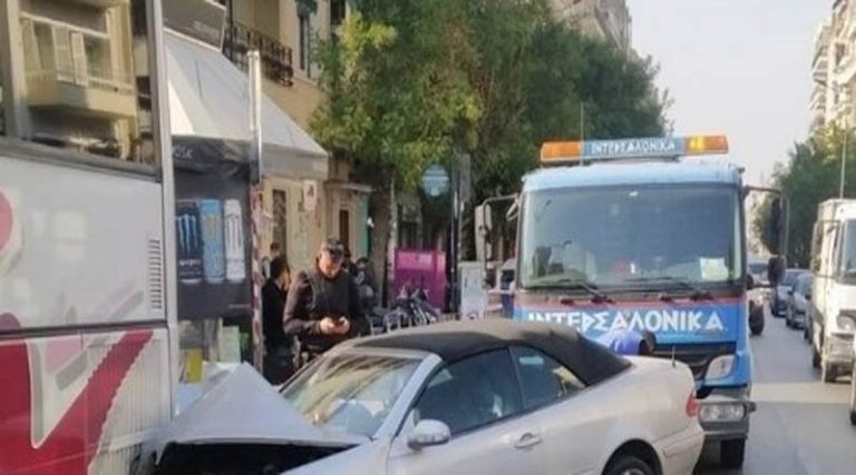 Αυτοκίνητο «καρφώθηκε» σε λεωφορείο! (φωτό)