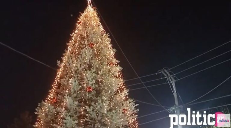 «Μύρισαν» Χριστούγεννα: Άναψε το πρώτο χριστουγεννιάτικο δέντρο!