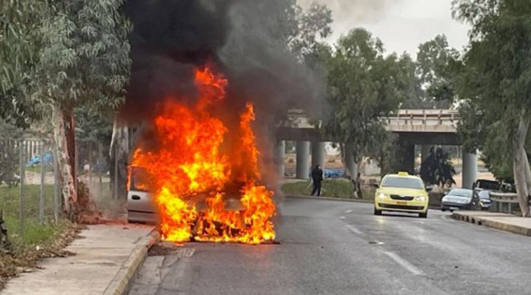 Αυτοκίνητο πήρε φωτιά εν κινήσει – Τρόμος για πατέρα που πήγαινε στο σχολείο το παιδί του! (φωτό)