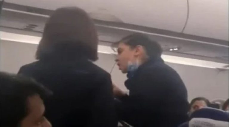 Viral η αντίδραση αεροσυνοδού που τα έβαλε με επιβάτη – «Δεν είμαι υπηρέτριά σου» (βίντεο)