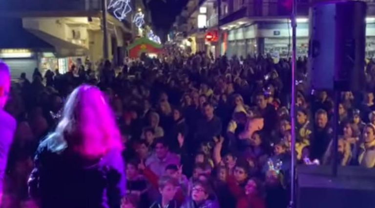 Αρτέμιδα: Πλήθος κόσμου στο άναμμα του Χριστουγεννιάτικου Δέντρου! (φωτό & βίντεο)