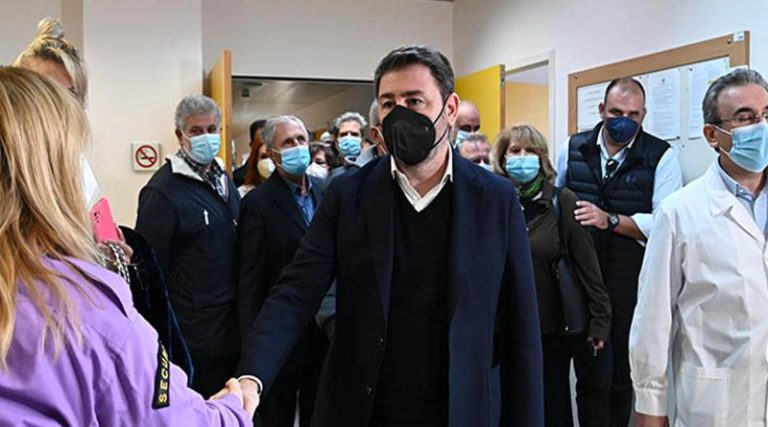 Νίκος Ανδρουλάκης: Επίσκεψη του προέδρου του ΠΑΣΟΚ στο Κέντρο Υγείας Καλυβίων (φωτό)