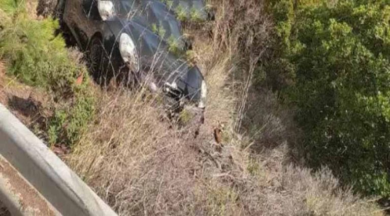 Νέα Μάκρη: Σοκαριστικό τροχαίο στη Λ. Διονύσου – Αυτοκίνητο έπεσε σε γκρεμό! (φωτό)