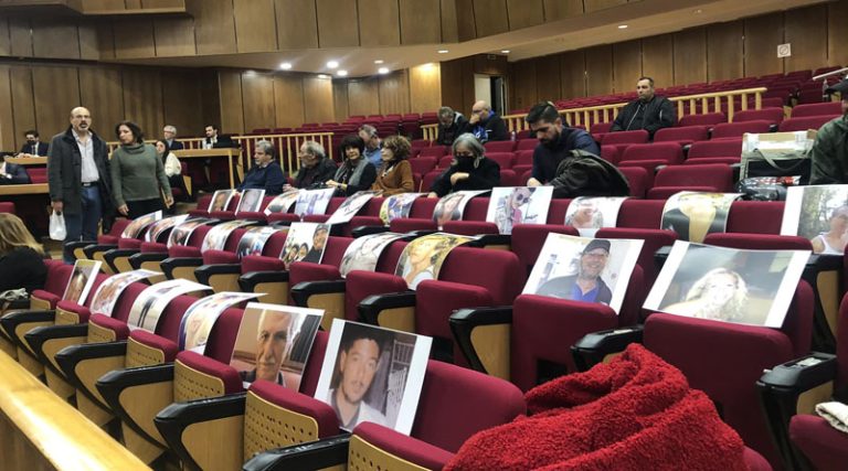 Δίκη για την φωτιά σε Ραφήνα & Μάτι: Φωτογραφίες των θυμάτων έβαλαν οι συγγενείς τους στο δικαστήριο – Η αντίδραση της προέδρου (φωτό)