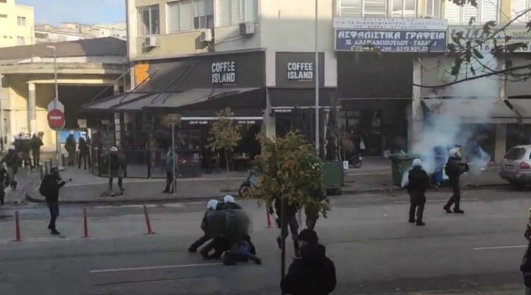Ένταση έξω από τα δικαστήρια στη Θεσσαλονίκη – Ρομά πέταξαν ξύλα στους αστυνομικούς που απάντησαν με χημικά