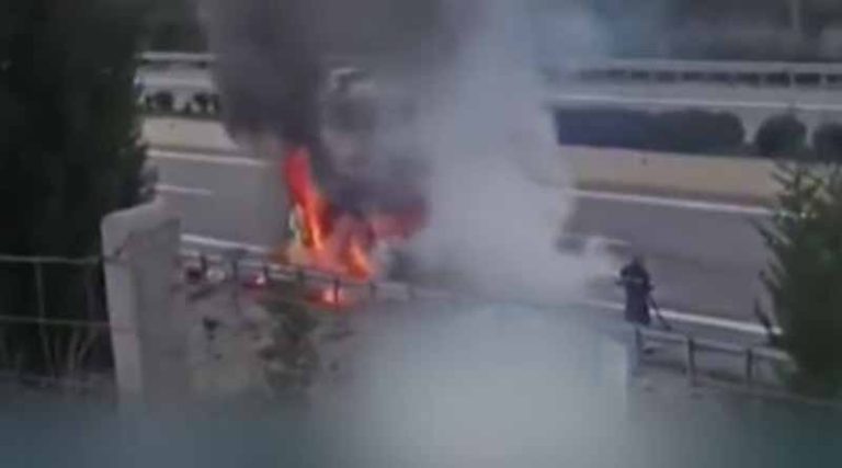 Αυτοκίνητο πήρε φωτιά εν κινήσει – Από θαύμα γλύτωσαν οδηγός & επιβάτες! (βίντεο)