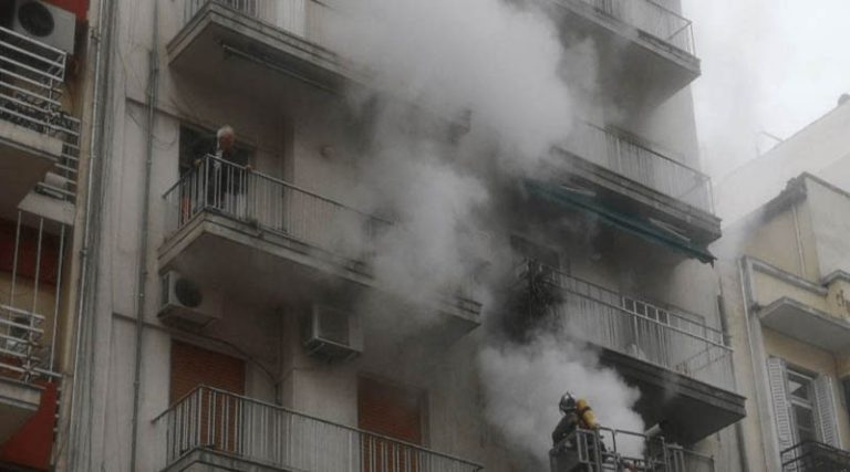 Φωτιά σε διαμέρισμα στο κέντρο της Θεσσαλονίκης – Δύο άτομα απεγκλωβίστηκαν από μπαλκόνι! (φωτό & βίντεο)