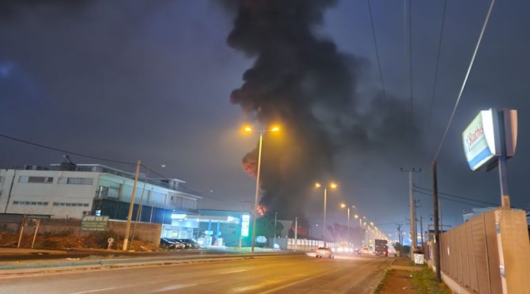 Φωτιά σε εργοστάσιο πολυεστερικών στον Ασπρόπυργο – Μήνυμα από το 112 (φωτό)