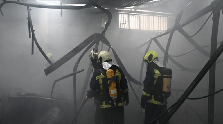 «Ήταν εμπρησμός από Ρομά», λέει ο ιδιοκτήτης του εργοστασίου που έπιασε φωτιά (βίντεο)