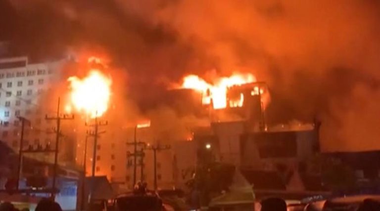 Σοκαριστικές εικόνες από φωτιά σε ξενοδοχείο: Πηδούσαν από την οροφή για να σωθούν!