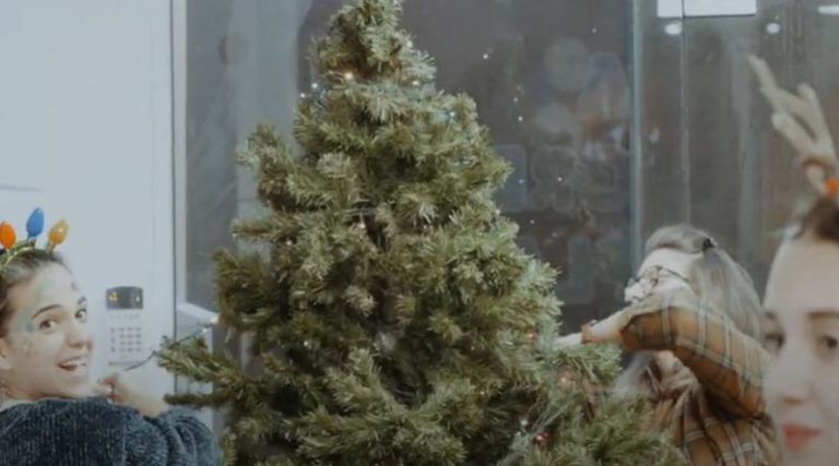 Ραφήνα: Τα Hello στόλισαν το Χριστουγεννιάτικο Δέντρο τους (βίντεο)