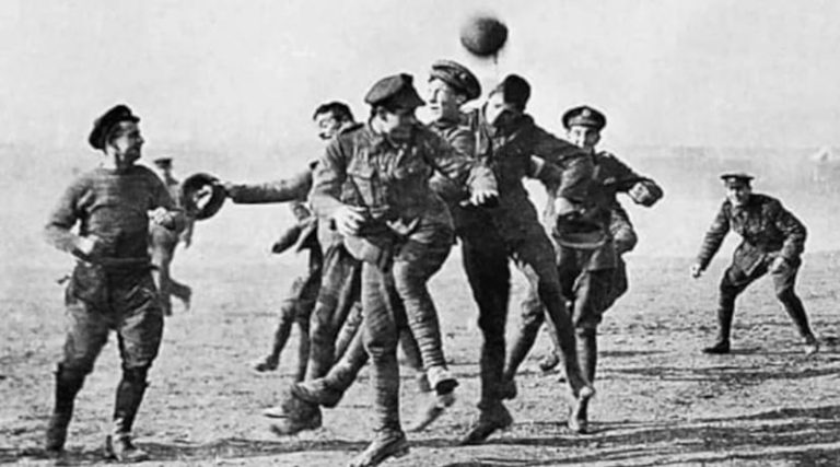 Η ανακωχή των Χριστουγέννων του 1914: Όταν το ποδόσφαιρο σταμάτησε τον πόλεμο