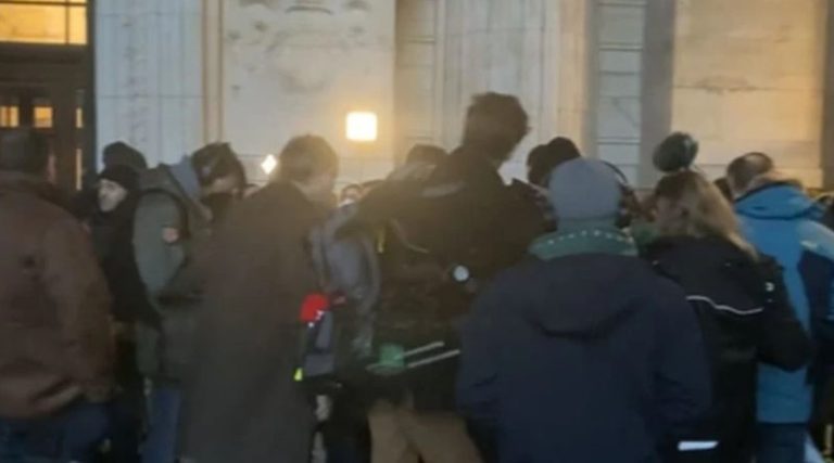 Εύα Καϊλή: Χαμός από δημοσιογράφους έξω το δικαστήριο – Αποφασίζεται η προφυλάκισή της ή μη (φωτό & βίντεο)