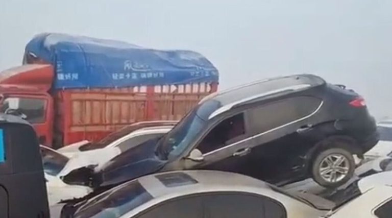 Τρομακτική καραμπόλα  με περισσότερα από 200 αυτοκίνητα στη Κίνα – Νεκρός ένας οδηγός! (φωτό & βίντεο)