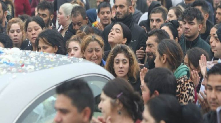 Κηδεία 16χρονου Ρομά: Κατέρρευσε η σύζυγος του