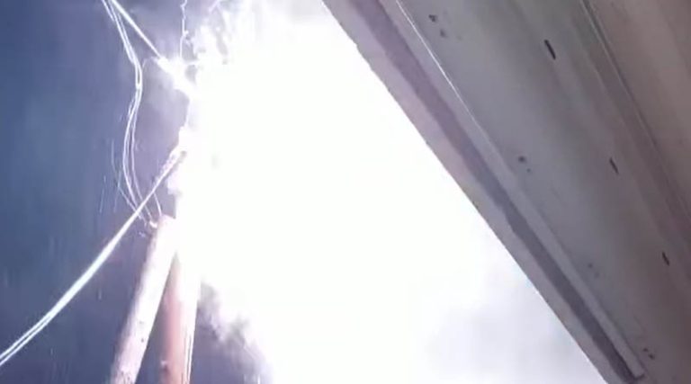 Αρτέμιδα: Σοκαριστικό βίντεο! Κολώνα της ΔΕΗ σκάει σαν πυροτέχνημα!