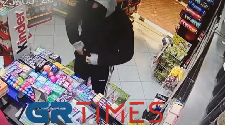 Βίντεο – ντοκουμέντο από τη ληστεία σε κατάστημα ψιλικών – Έδειξε το όπλο και πήρε τις εισπράξεις