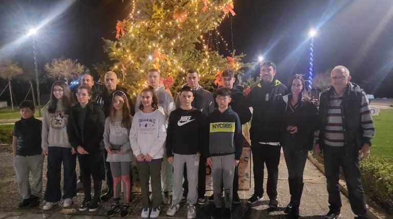 Μάτι: Φωταγωγήθηκε το Χριστουγεννιάτικο δέντρο στον Ναυτικό Αθλητικό Όμιλο & βραβεύθηκαν οι αθλητές (φωτό)