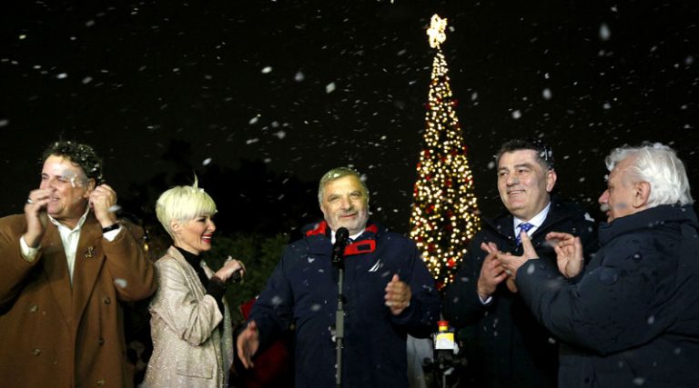 Φωταγωγήθηκε το Χριστουγεννιάτικο Δέντρο της Περιφέρειας Αττικής στο Πεδίο του Άρεως (φωτό & βίντεο)