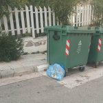 Ραφήνα: Οι κάδοι ήταν άδειοι αλλά πέταξε τα σκουπίδια απ΄έξω! “Πολύ θα ήθελα να τον/την πετύχω!!” (φωτό)