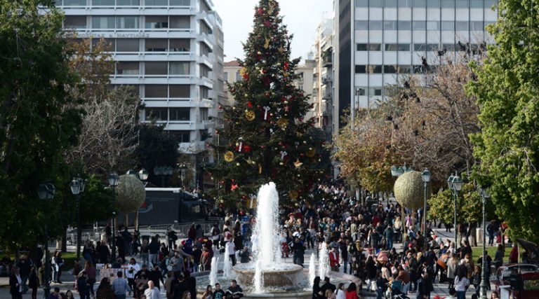 «Βούλιαξε» από κόσμο το κέντρο της Αθήνας για τα χριστουγεννιάτικα ψώνια