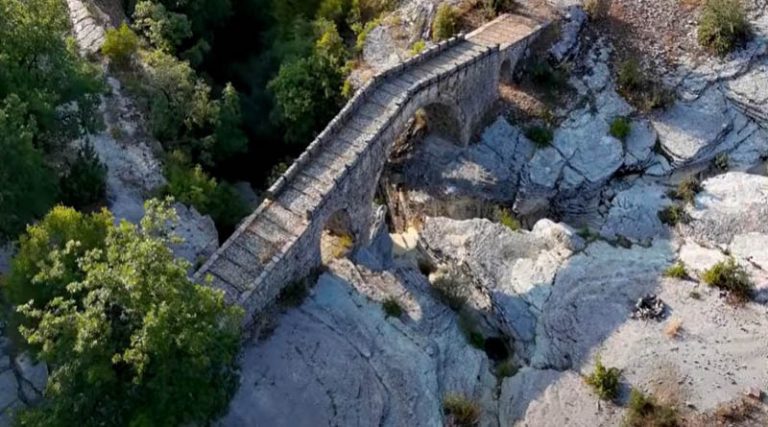 Αυτό είναι το ομορφότερο πέτρινο τοξωτό γεφύρι της Ελλάδας και μόλις αποκαλύφθηκε! (βίντεο)