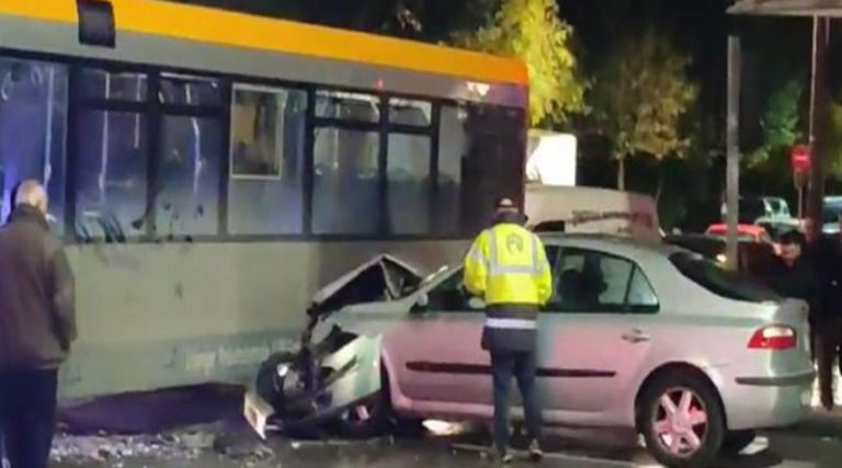 Αυτοκίνητο “καρφώθηκε” σε λεωφορείο! (φωτό & βίντεο)