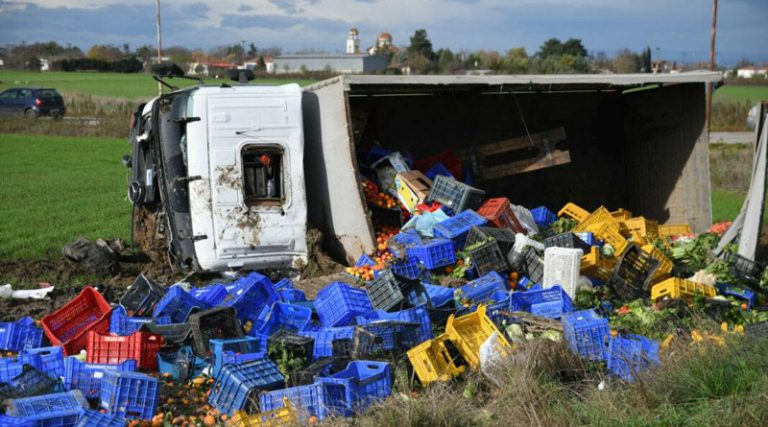 Τροχαίο δυστύχημα στην εθνική οδό με φορτηγό που μετέφερε φρούτα (φωτό)