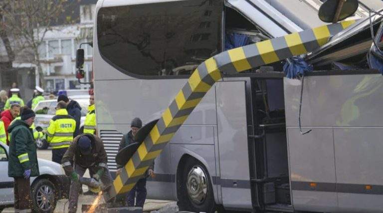 Νέο βίντεο ντοκουμέντο από το τροχαίο με λεωφορείο στη Ρουμανία – Η αλλαγή λωρίδας που ενδέχεται να οδήγησε στο δυστύχημα- Τι ερευνούν οι Αρχές