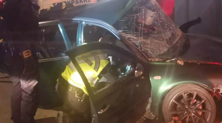 Σοκαριστικό τροχαίο με δύο τραυματίες – Διαλύθηκε το αυτοκίνητο! (φωτό & βίντεο)